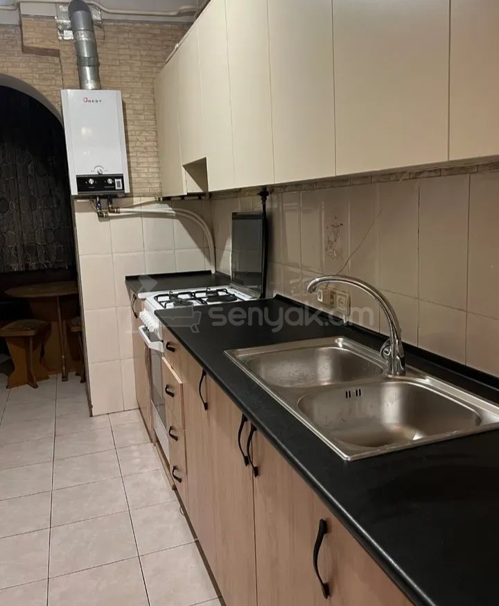 1 Սենյականոց Բնակարան Քարե Շենքում, 44քմ, 2/4 հարկ, Նորմալ Վիճակում, Կահավորված, Արևկող