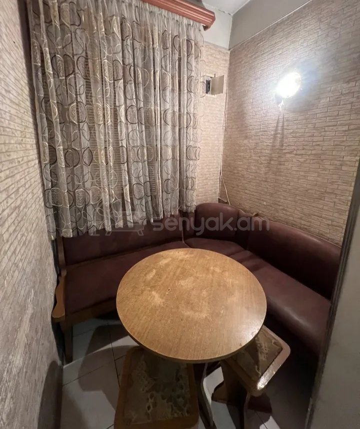 1 Սենյականոց Բնակարան Քարե Շենքում, 44քմ, 2/4 հարկ, Նորմալ Վիճակում, Կահավորված, Արևկող