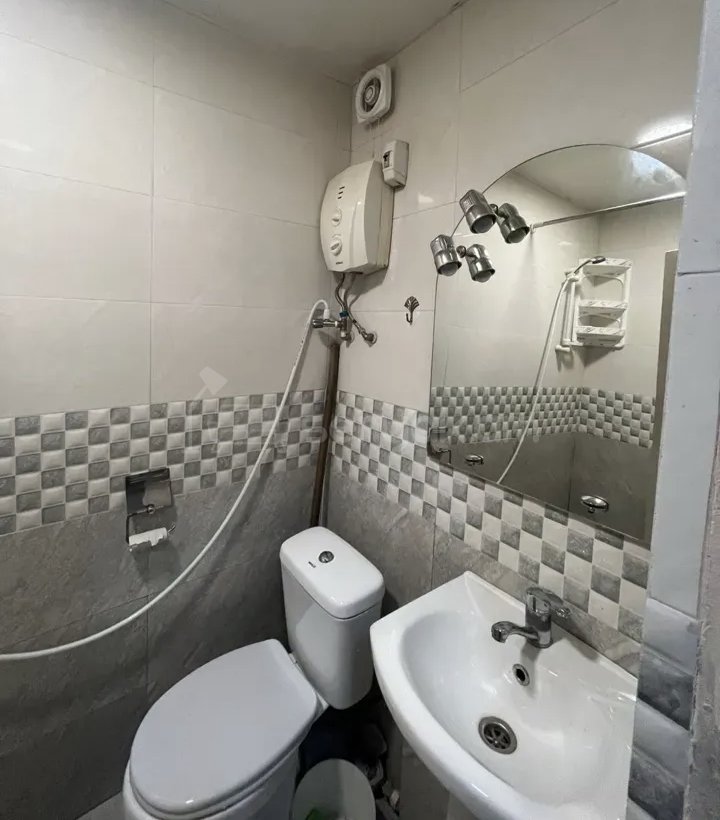 1 Սենյականոց Բնակարան Քարե Շենքում, 42քմ, 3/5 հարկ, Նորմալ Վիճակում, Կահավորված, Արևկող