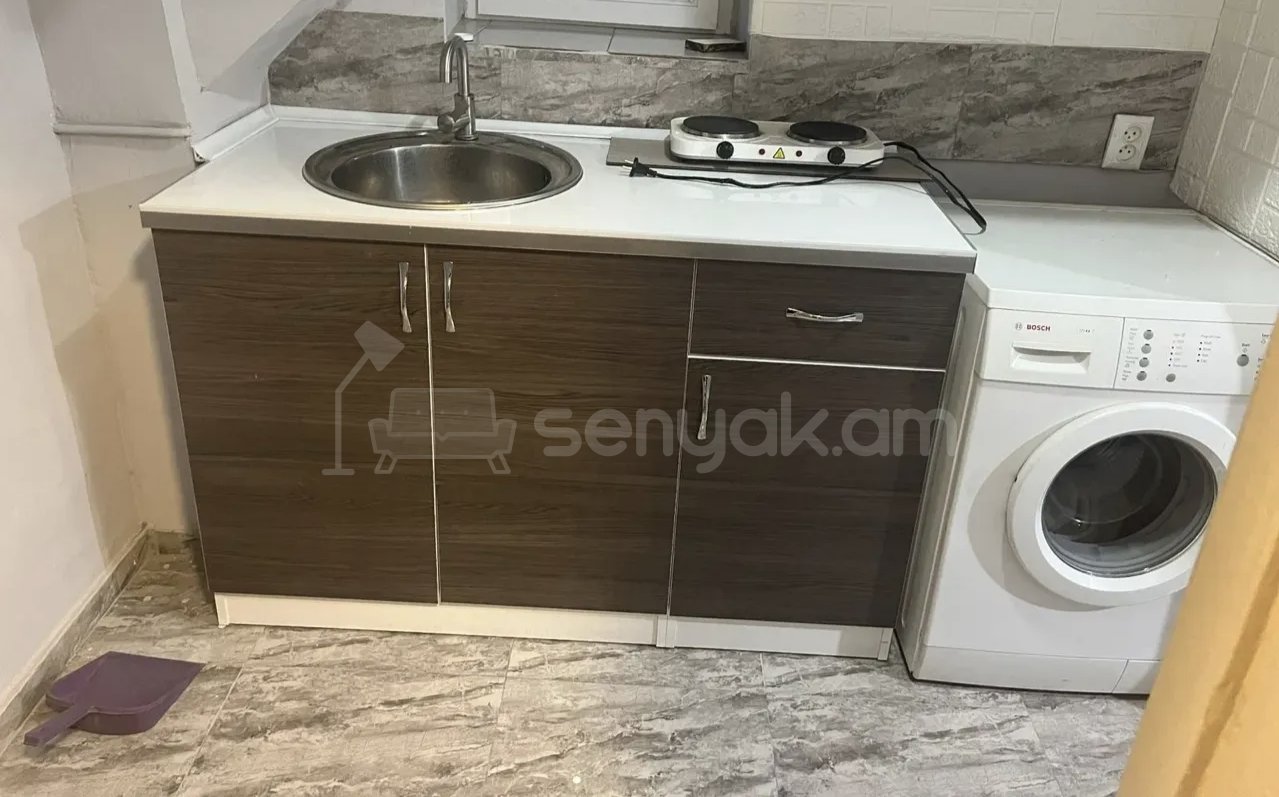 1 Սենյականոց Բնակարան Քարե Շենքում, 42քմ, 3/5 հարկ, Նորմալ Վիճակում, Կահավորված, Արևկող