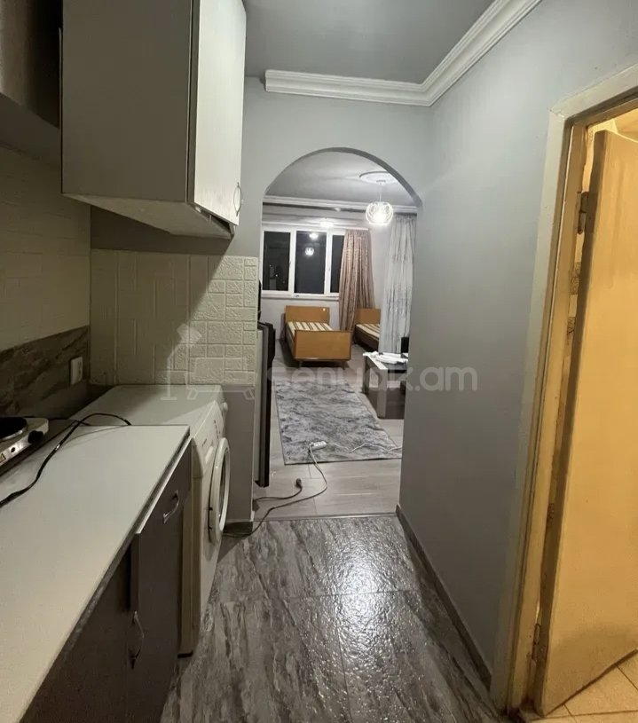 1 Սենյականոց Բնակարան Քարե Շենքում, 42քմ, 3/5 հարկ, Նորմալ Վիճակում, Կահավորված, Արևկող