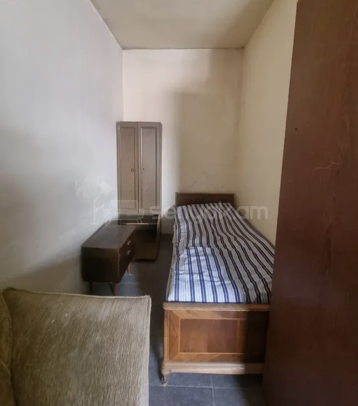 1 Սենյականոց Բնակարան Քարե Շենքում, 30քմ, 2/2 հարկ, Նորմալ Վիճակում, Կահավորված, Արևկող