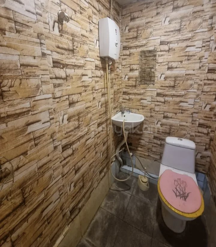 1 Սենյականոց Բնակարան Քարե Շենքում, 30քմ, 2/2 հարկ, Նորմալ Վիճակում, Կահավորված, Արևկող