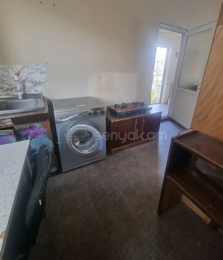 1 Սենյականոց Բնակարան Քարե Շենքում, 30քմ, 2/2 հարկ, Նորմալ Վիճակում, Կահավորված, Արևկող