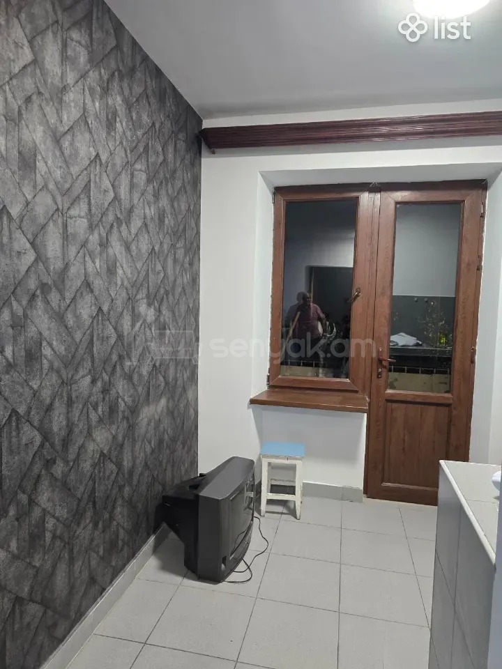 2 Սենյականոց Բնակարան Քարե Շենքում, 40քմ, 3/5 հարկ, Նորմալ Վիճակում, Կահավորված, Արևկող