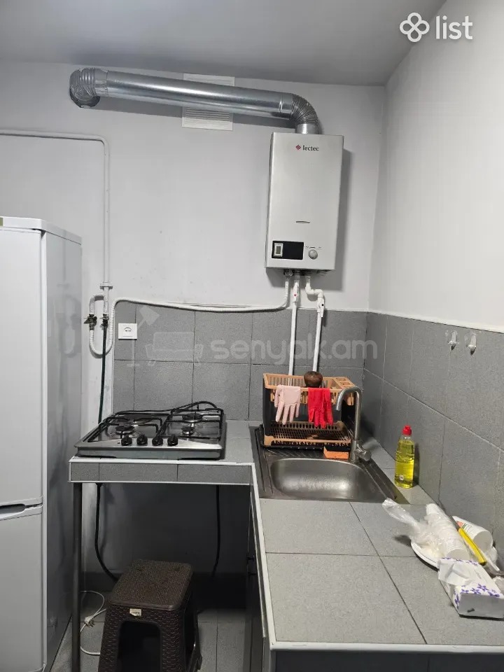 2 Սենյականոց Բնակարան Քարե Շենքում, 40քմ, 3/5 հարկ, Նորմալ Վիճակում, Կահավորված, Արևկող