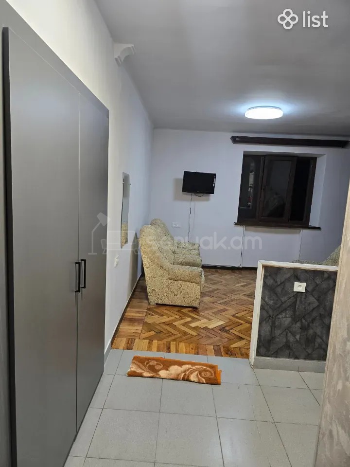 2 Սենյականոց Բնակարան Քարե Շենքում, 40քմ, 3/5 հարկ, Նորմալ Վիճակում, Կահավորված, Արևկող