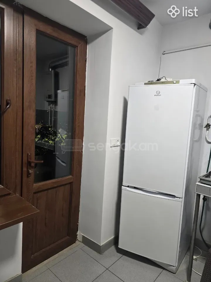 2 Սենյականոց Բնակարան Քարե Շենքում, 40քմ, 3/5 հարկ, Նորմալ Վիճակում, Կահավորված, Արևկող