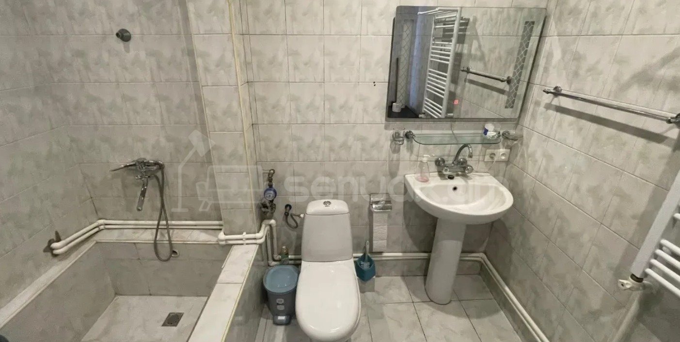 3 Սենյականոց Բնակարան Քարե Շենքում, 102քմ, 3/5 հարկ, Կապիտալ Վերանորոգված, Կահավորված, Արևկող