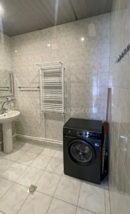 3 Սենյականոց Բնակարան Քարե Շենքում, 102քմ, 3/5 հարկ, Կապիտալ Վերանորոգված, Կահավորված, Արևկող