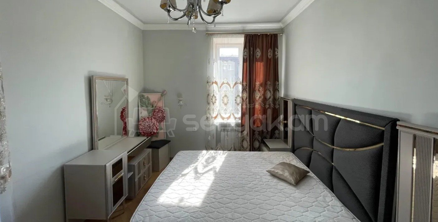 3 Սենյականոց Բնակարան Քարե Շենքում, 102քմ, 3/5 հարկ, Կապիտալ Վերանորոգված, Կահավորված, Արևկող