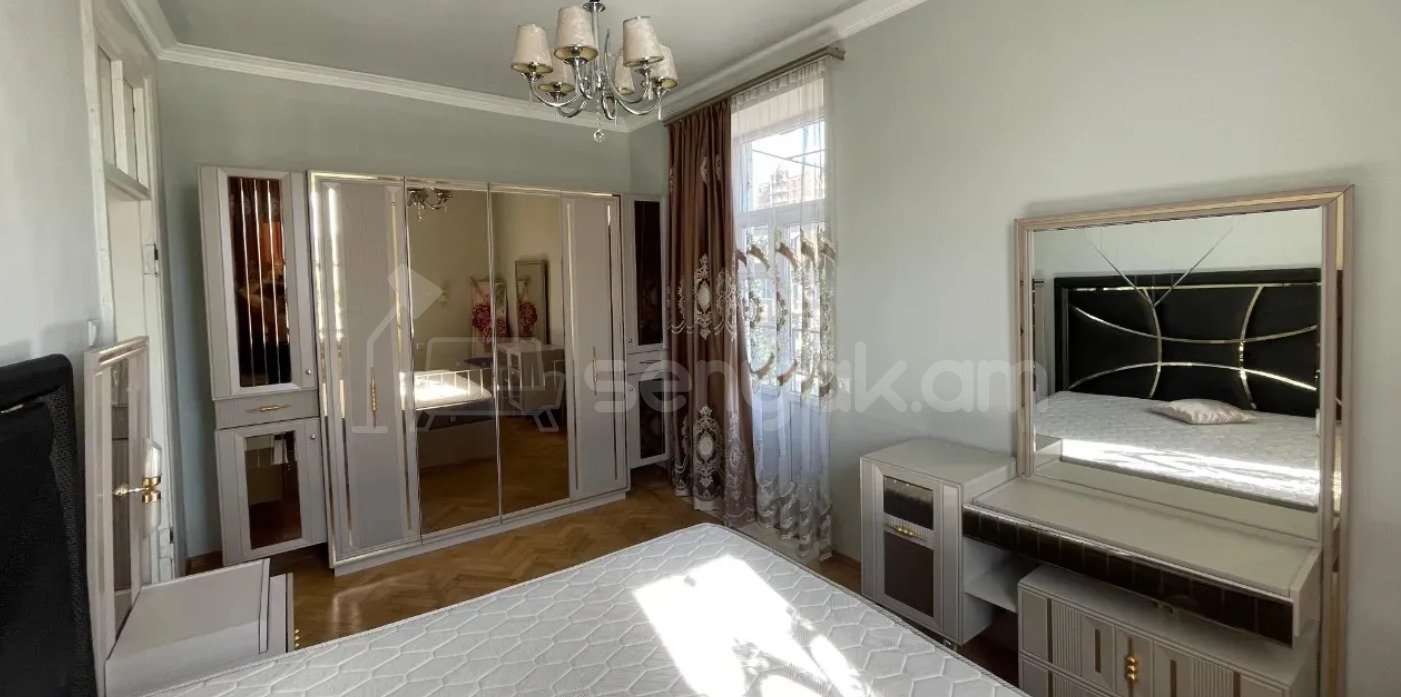 3 Սենյականոց Բնակարան Քարե Շենքում, 102քմ, 3/5 հարկ, Կապիտալ Վերանորոգված, Կահավորված, Արևկող