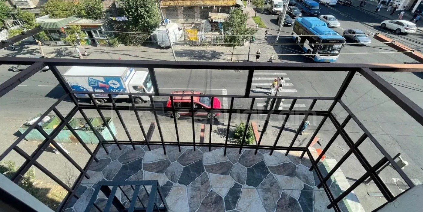 3 Սենյականոց Բնակարան Քարե Շենքում, 102քմ, 3/5 հարկ, Կապիտալ Վերանորոգված, Կահավորված, Արևկող