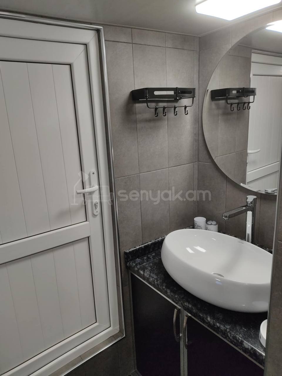 2 Սենյականոց Բնակարան Քարե Շենքում, 38քմ, 1/2 հարկ, Դիզայներական Վերանորոգված, Կահավորված