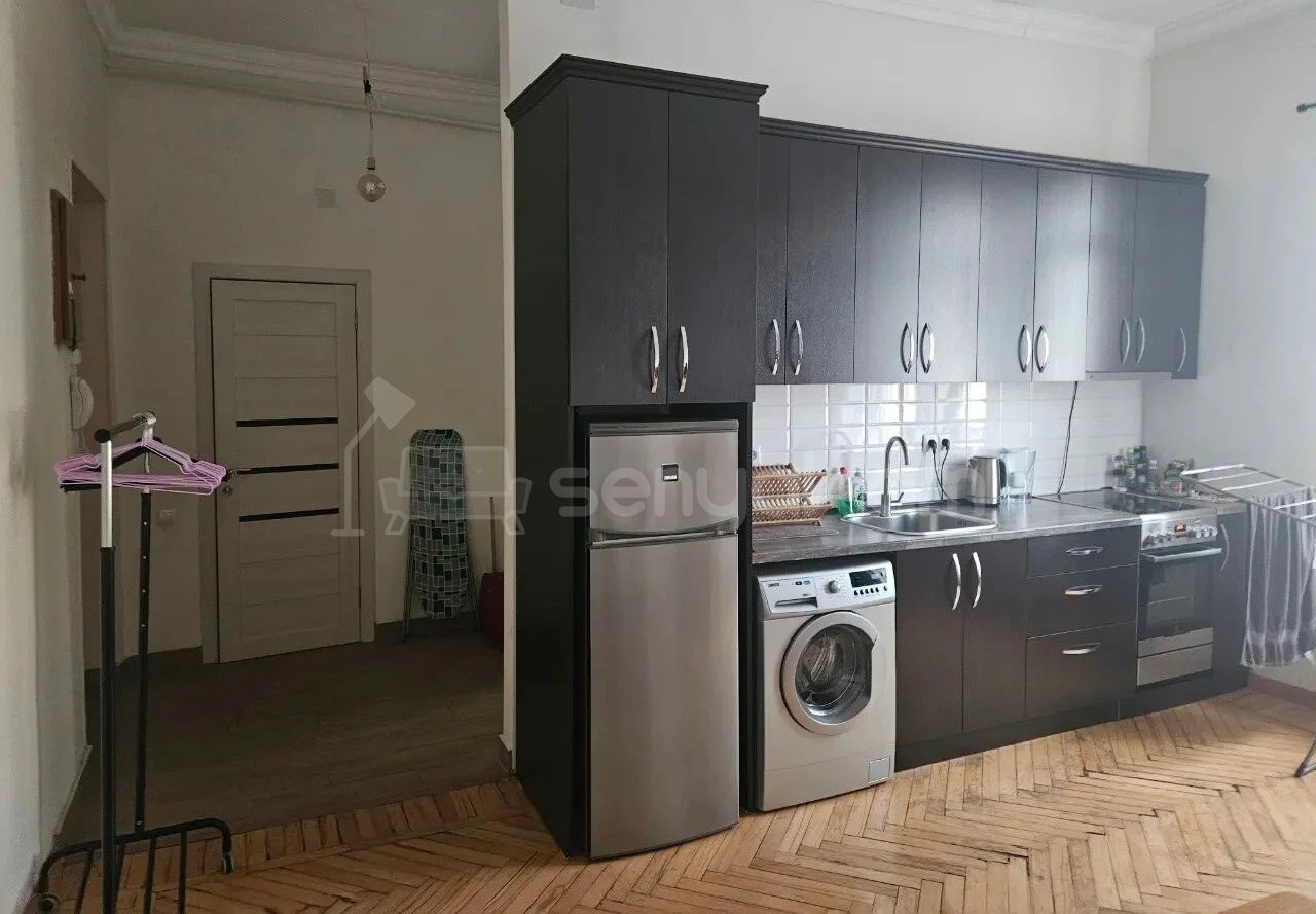 1 Սենյականոց Բնակարան Քարե Շենքում, 35քմ, 5/5 հարկ, Նորմալ Վիճակում