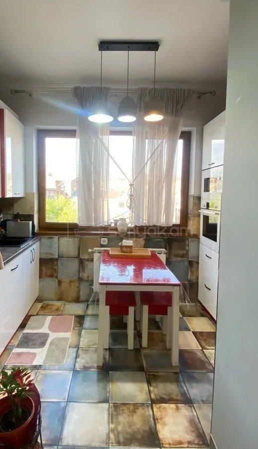 3 Սենյականոց Բնակարան Քարե Շենքում, 90քմ, 5/5 հարկ, Կապիտալ Վերանորոգված, Կահավորված, Արևկող