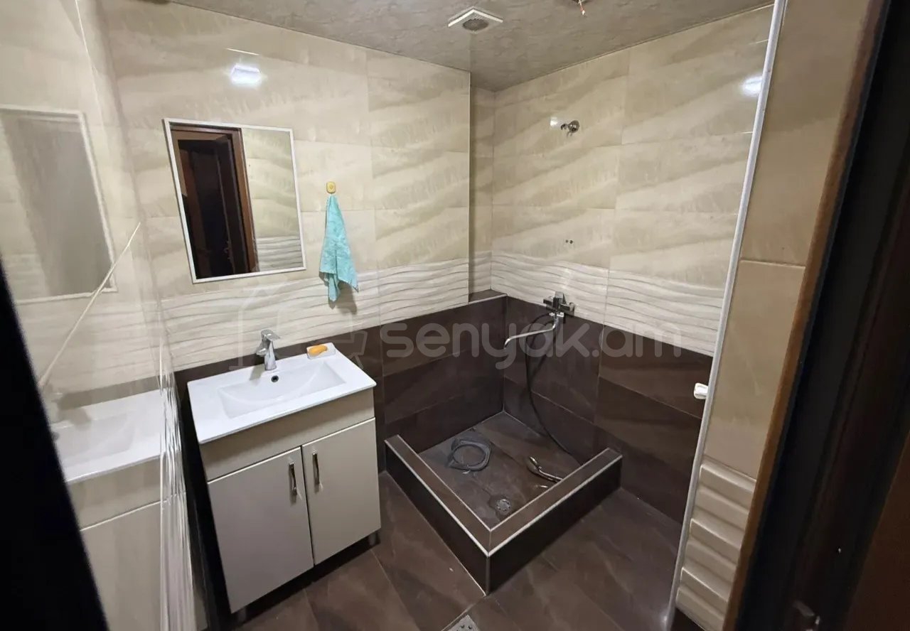 4 Սենյականոց Բնակարան, 90քմ, 1/9 հարկ, Նորմալ Վիճակում, Մասամբ Կահավորված