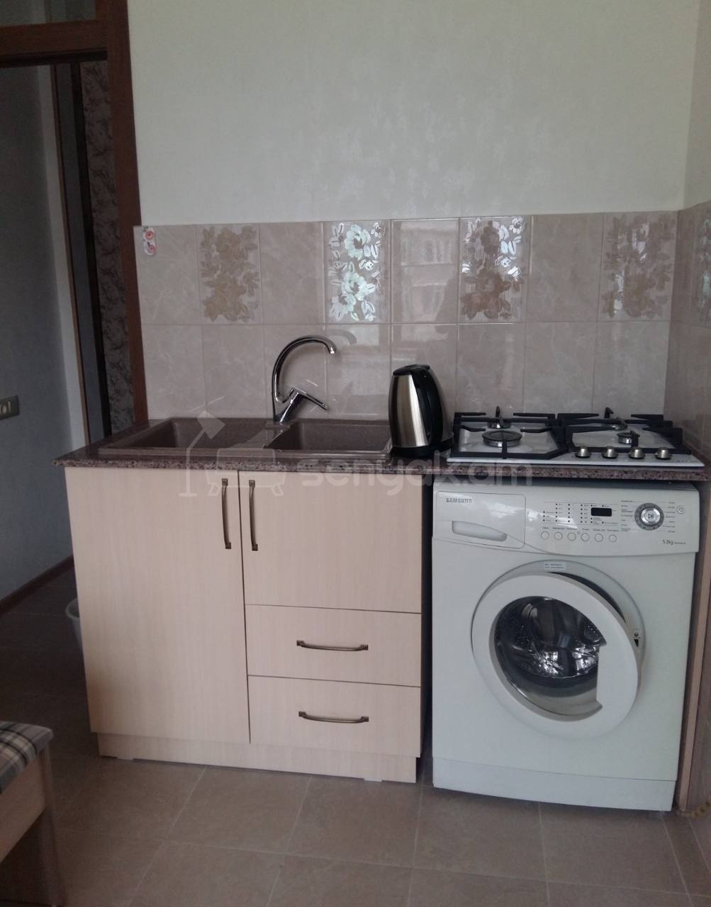 3 Սենյականոց Բնակարան Քարե Շենքում, 75քմ, 4/4 հարկ, Նորմալ Վիճակում, Կահավորված, Արևկող