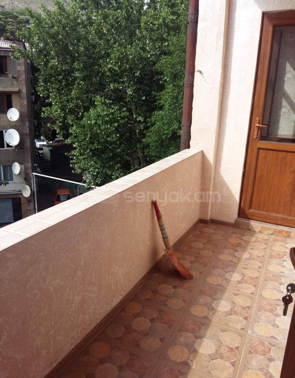 3 Սենյականոց Բնակարան Քարե Շենքում, 75քմ, 4/4 հարկ, Նորմալ Վիճակում, Կահավորված, Արևկող