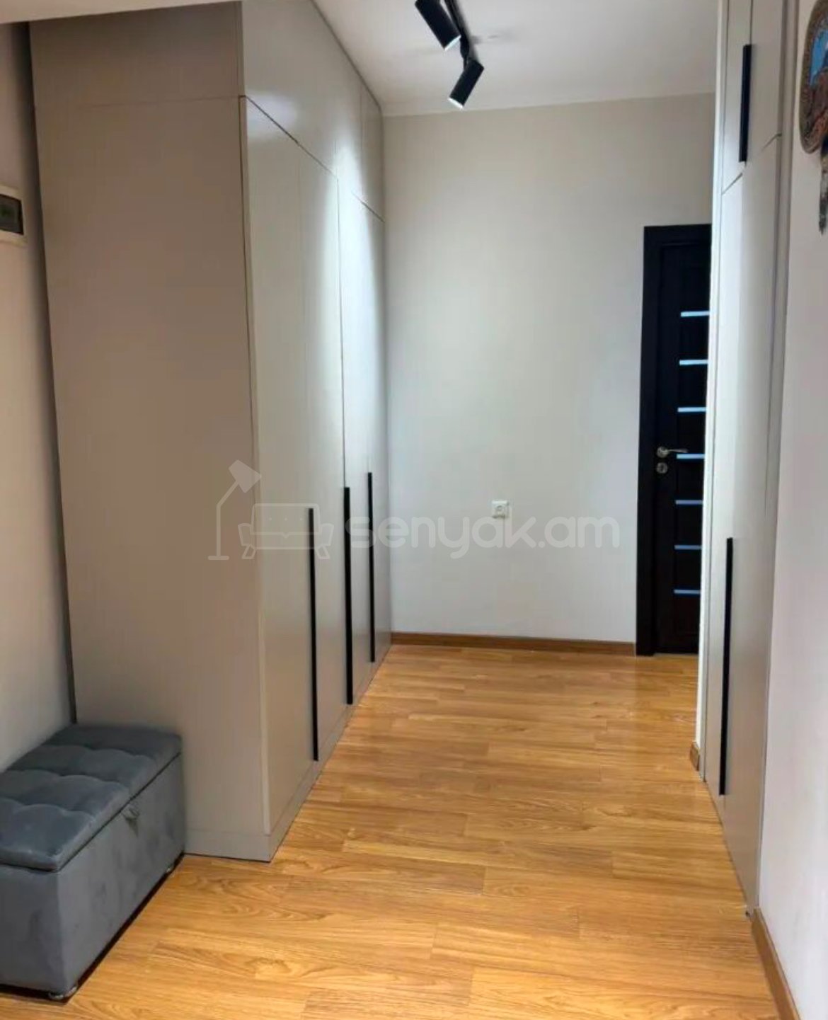 3 Սենյականոց Բնակարան Քարե Շենքում, 79քմ, 5/5 հարկ, Կապիտալ Վերանորոգված