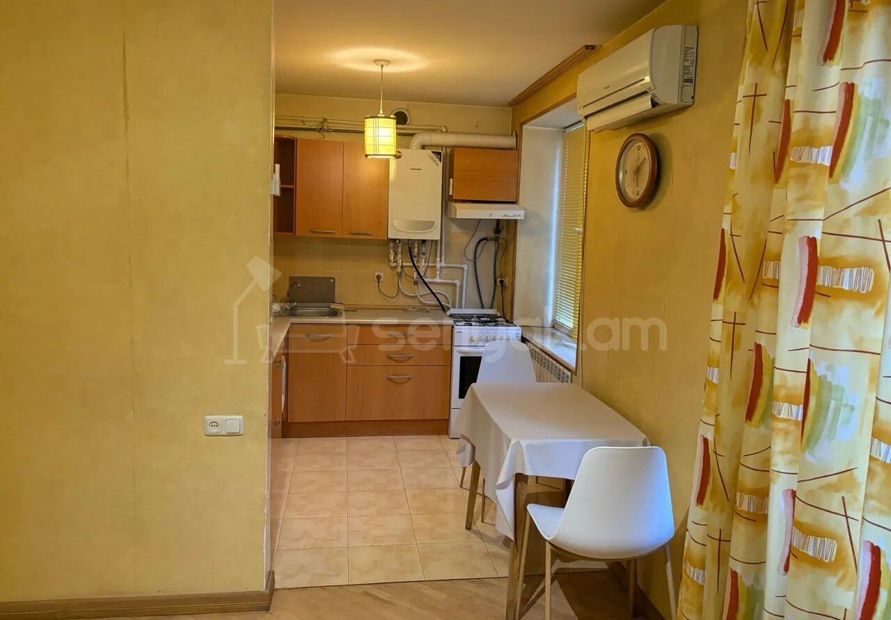 1 Սենյականոց Բնակարան Քարե Շենքում, 32քմ, 3/5 հարկ, Նորմալ Վիճակում