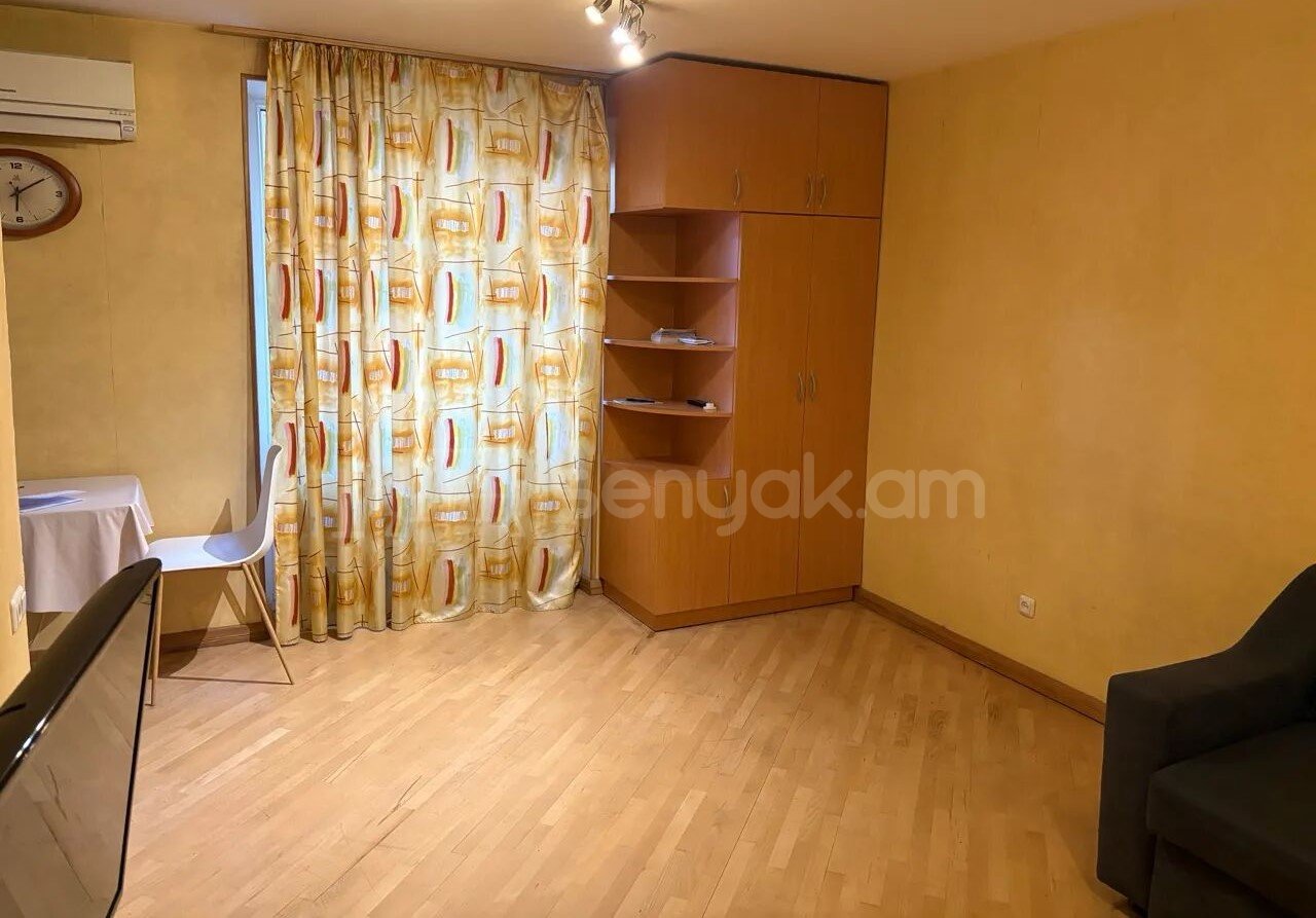 1 Սենյականոց Բնակարան Քարե Շենքում, 32քմ, 3/5 հարկ, Նորմալ Վիճակում