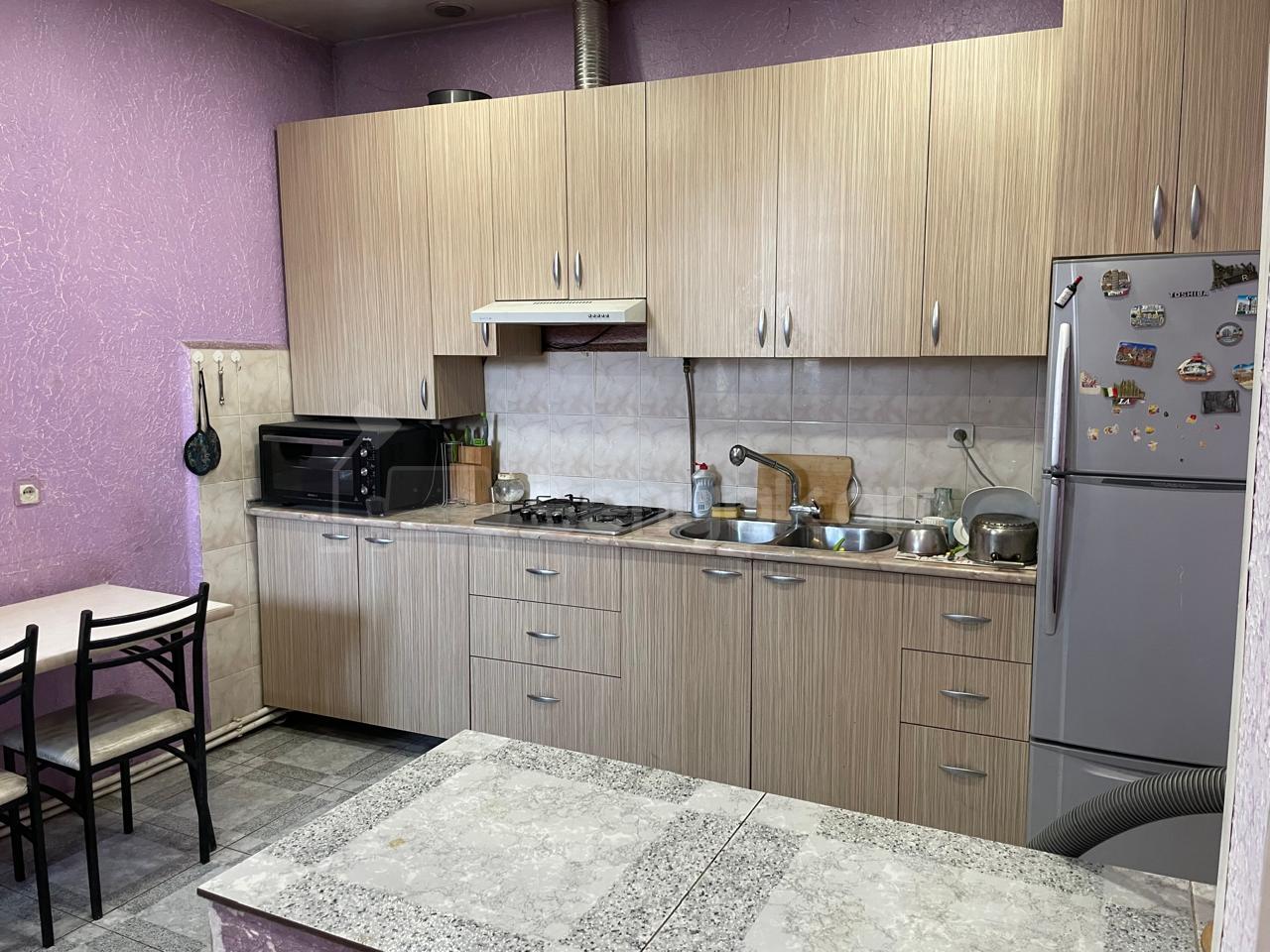 4 Սենյականոց Բնակարան Քարե Շենքում, 80քմ, 1/1 հարկ, Կոսմետիկ Վերանորոգված, Կահավորված, Արևկող