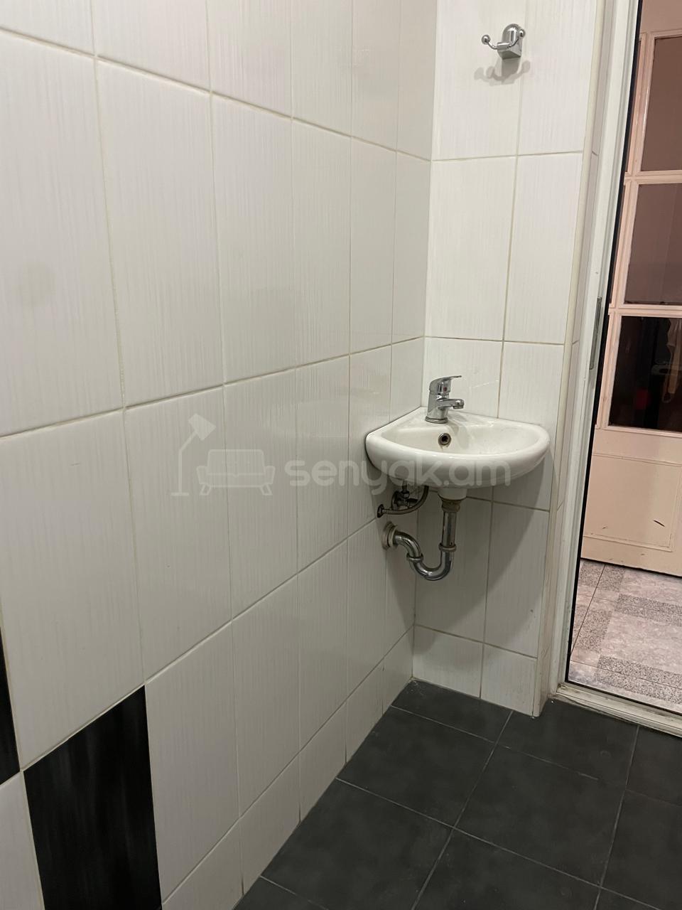 4 Սենյականոց Բնակարան Քարե Շենքում, 80քմ, 1/1 հարկ, Կոսմետիկ Վերանորոգված, Կահավորված, Արևկող