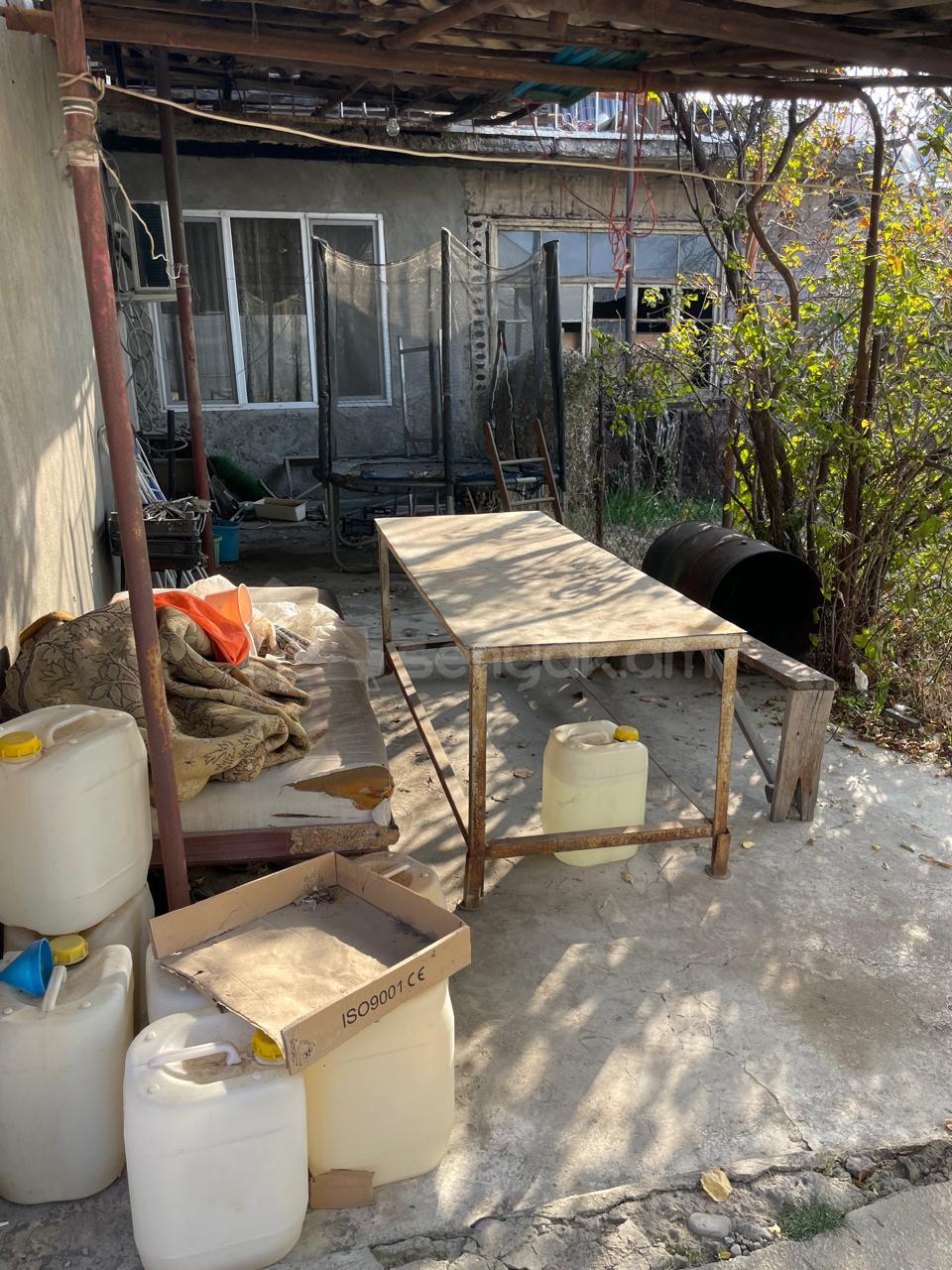 4 Սենյականոց Բնակարան Քարե Շենքում, 80քմ, 1/1 հարկ, Կոսմետիկ Վերանորոգված, Կահավորված, Արևկող