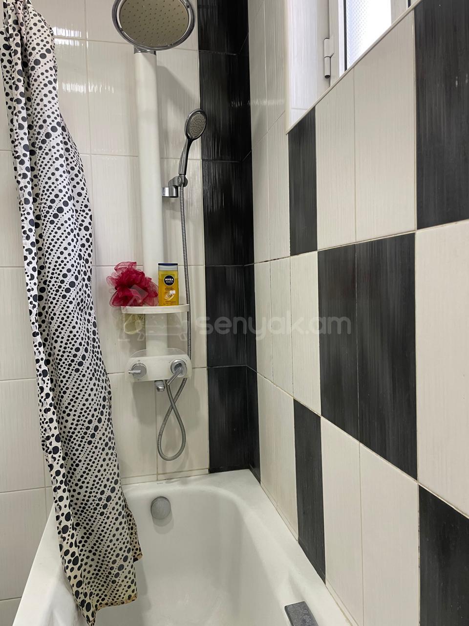 4 Սենյականոց Բնակարան Քարե Շենքում, 80քմ, 1/1 հարկ, Կոսմետիկ Վերանորոգված, Կահավորված, Արևկող