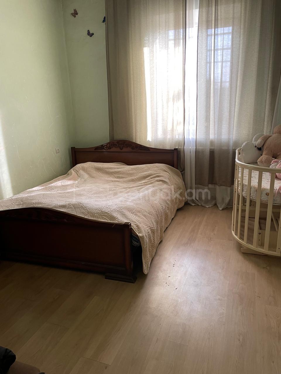 4 Սենյականոց Բնակարան Քարե Շենքում, 80քմ, 1/1 հարկ, Կոսմետիկ Վերանորոգված, Կահավորված, Արևկող