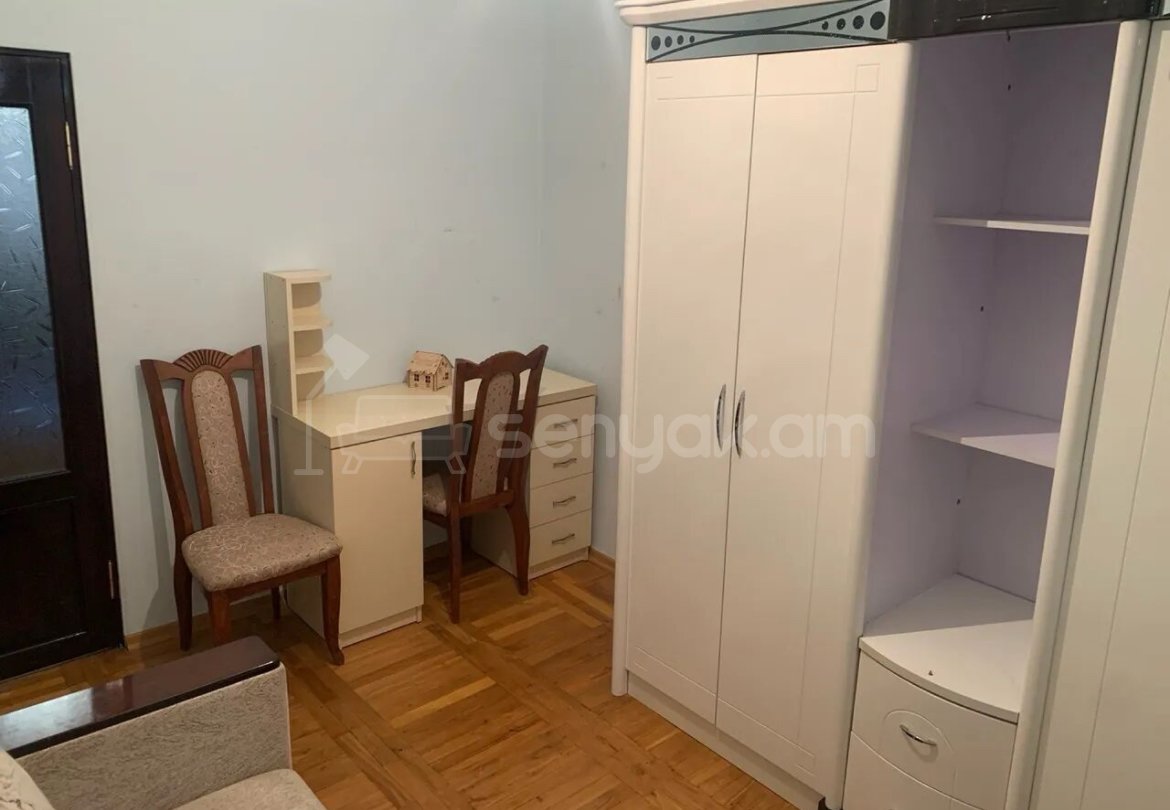 4 Սենյականոց Բնակարան Քարե Շենքում, 110քմ, 1/5 հարկ, Նորմալ Վիճակում