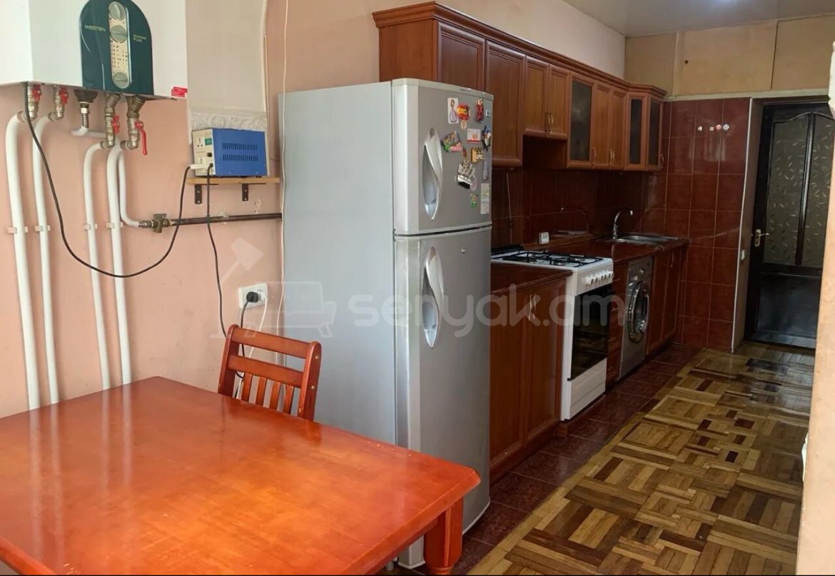 4 Սենյականոց Բնակարան Քարե Շենքում, 110քմ, 1/5 հարկ, Նորմալ Վիճակում