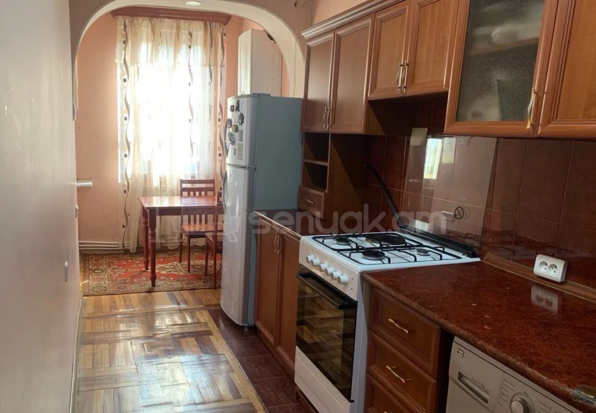 4 Սենյականոց Բնակարան Քարե Շենքում, 110քմ, 1/5 հարկ, Նորմալ Վիճակում