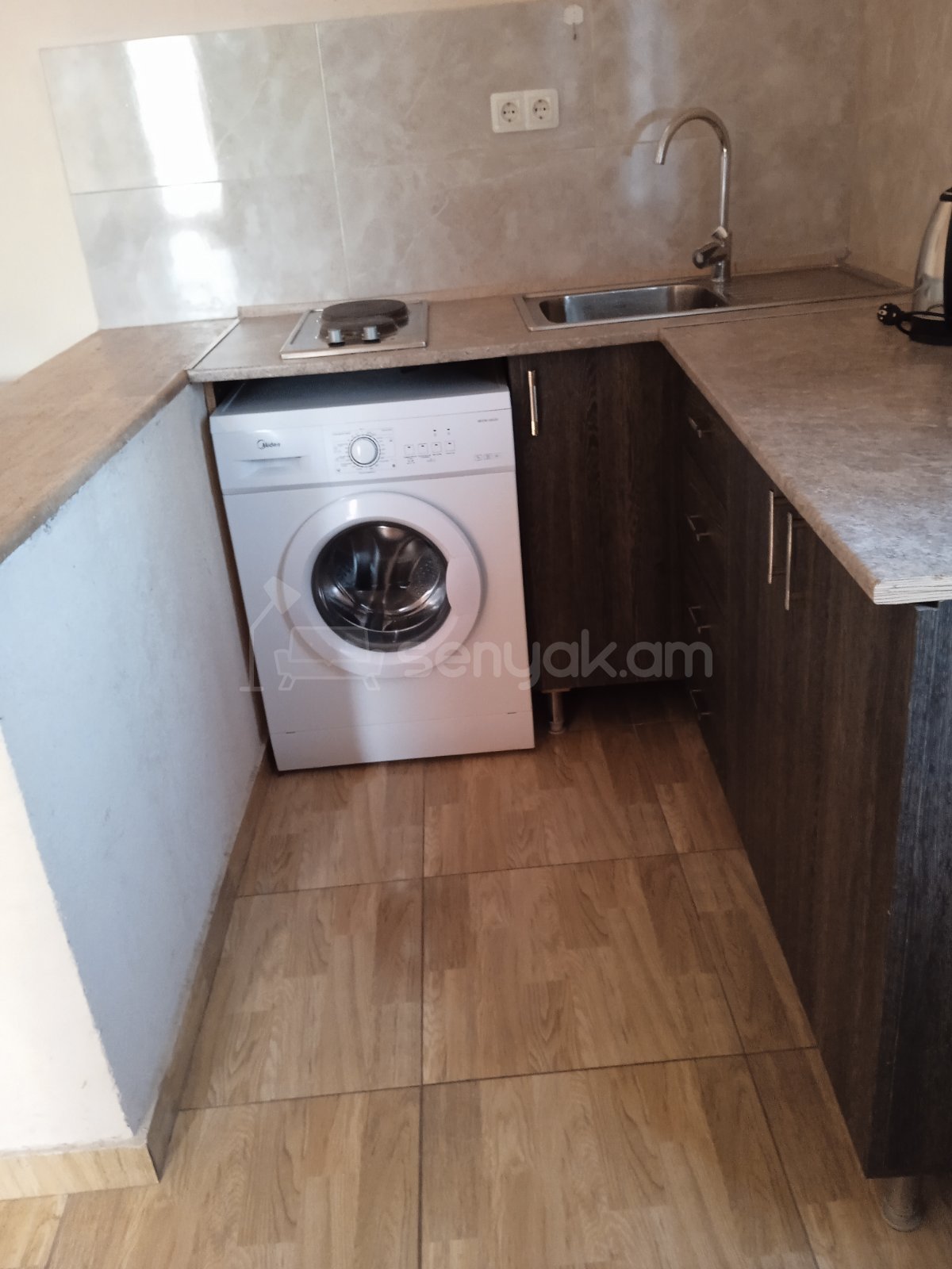 1 Սենյականոց Բնակարան Նորակառույցում, 30քմ, 2/3 հարկ, Կապիտալ Վերանորոգված