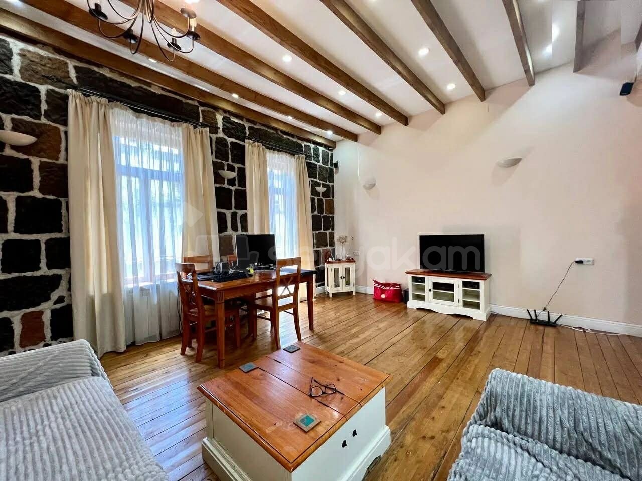 3 Սենյականոց Բնակարան Քարե Շենքում, 80քմ, 3/5 հարկ, Կապիտալ Վերանորոգված