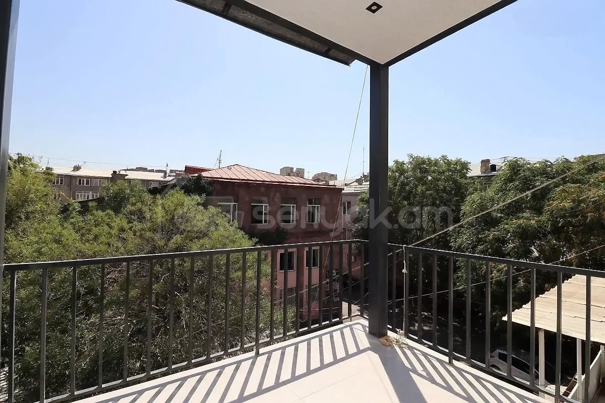 3 Սենյականոց Բնակարան Քարե Շենքում, 61քմ, 3/4 հարկ, Կապիտալ Վերանորոգված