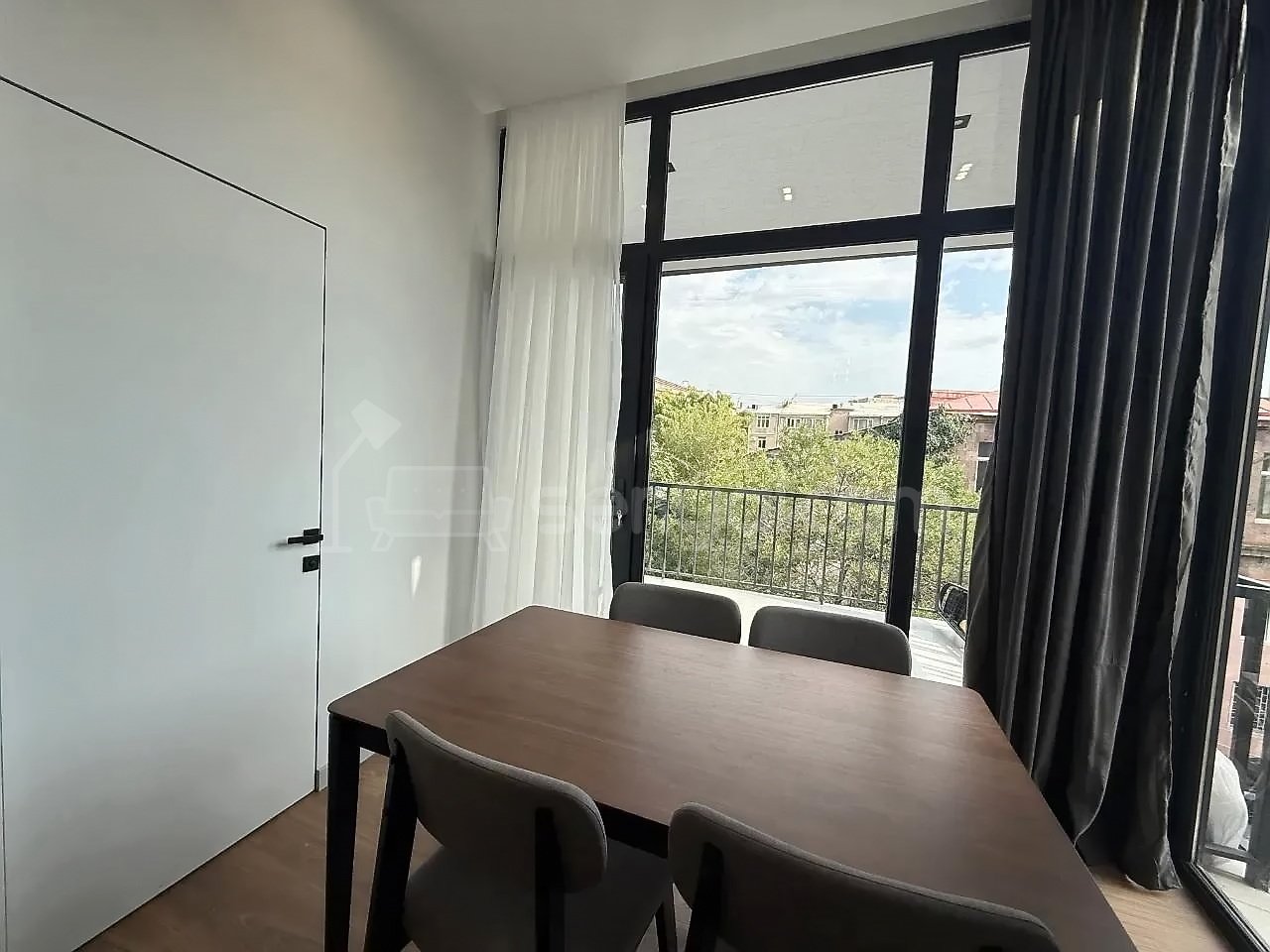 3 Սենյականոց Բնակարան Քարե Շենքում, 61քմ, 3/4 հարկ, Կապիտալ Վերանորոգված