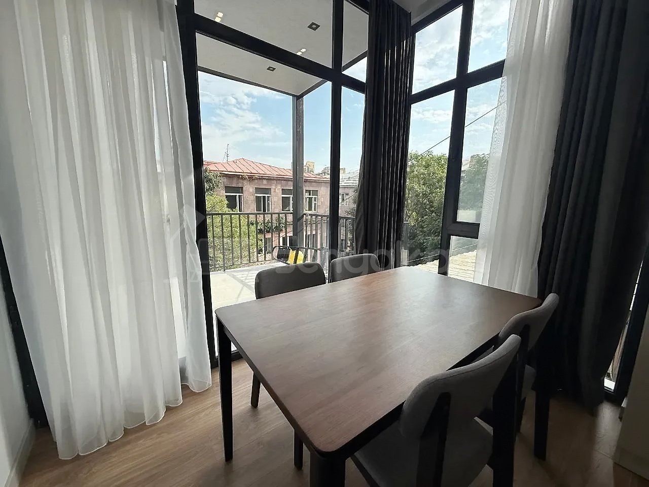 3 Սենյականոց Բնակարան Քարե Շենքում, 61քմ, 3/4 հարկ, Կապիտալ Վերանորոգված