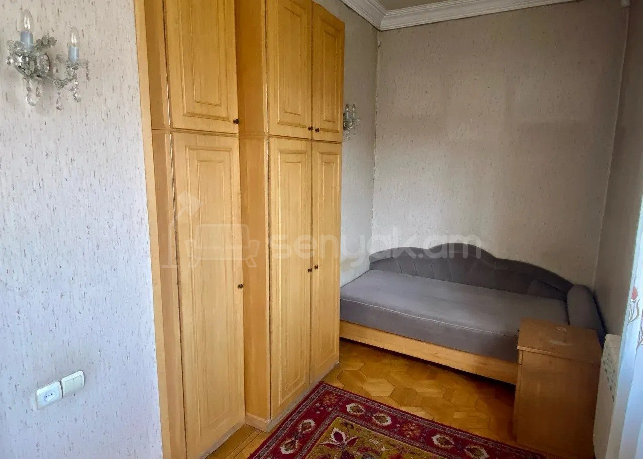 3 Սենյականոց Բնակարան Քարե Շենքում, 70քմ, 5/5 հարկ, Նորմալ Վիճակում