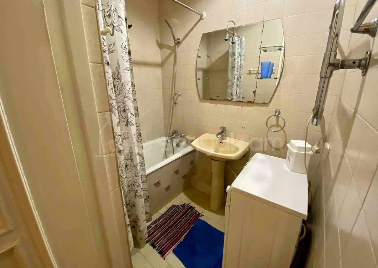 3 Սենյականոց Բնակարան Քարե Շենքում, 70քմ, 5/5 հարկ, Նորմալ Վիճակում