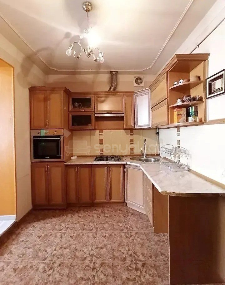 2 Սենյականոց Բնակարան Քարե Շենքում, 63քմ, 5/5 հարկ, Կապիտալ Վերանորոգված