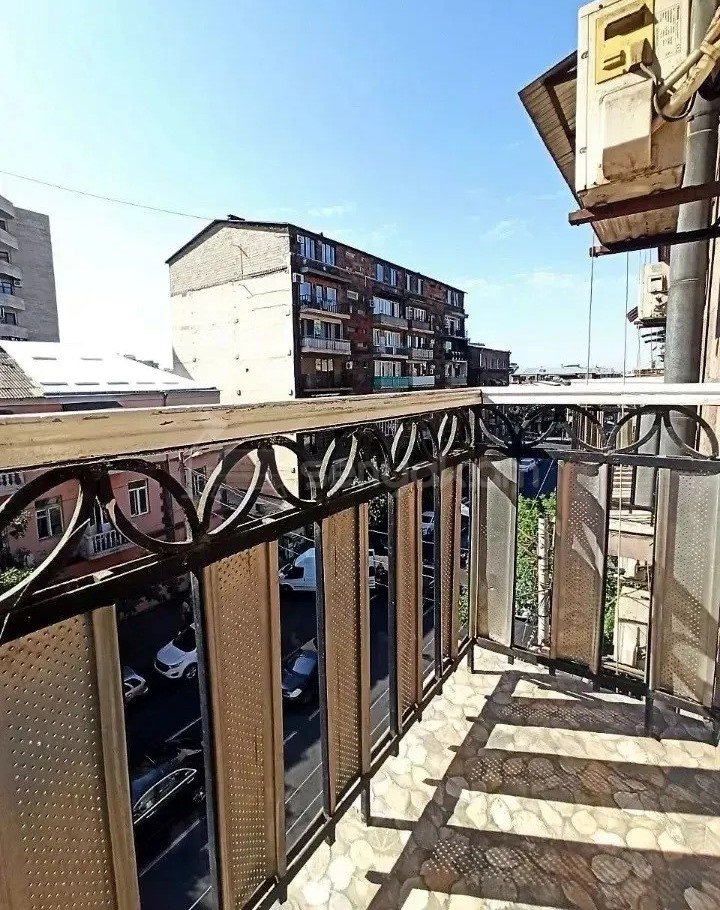 2 Սենյականոց Բնակարան Քարե Շենքում, 63քմ, 5/5 հարկ, Կապիտալ Վերանորոգված