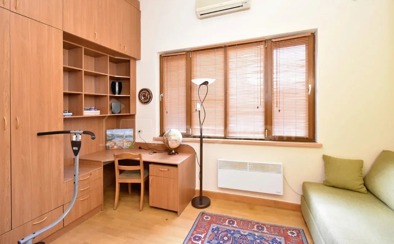 2 Սենյականոց Բնակարան Քարե Շենքում, 69քմ, 4/4 հարկ, Կապիտալ Վերանորոգված