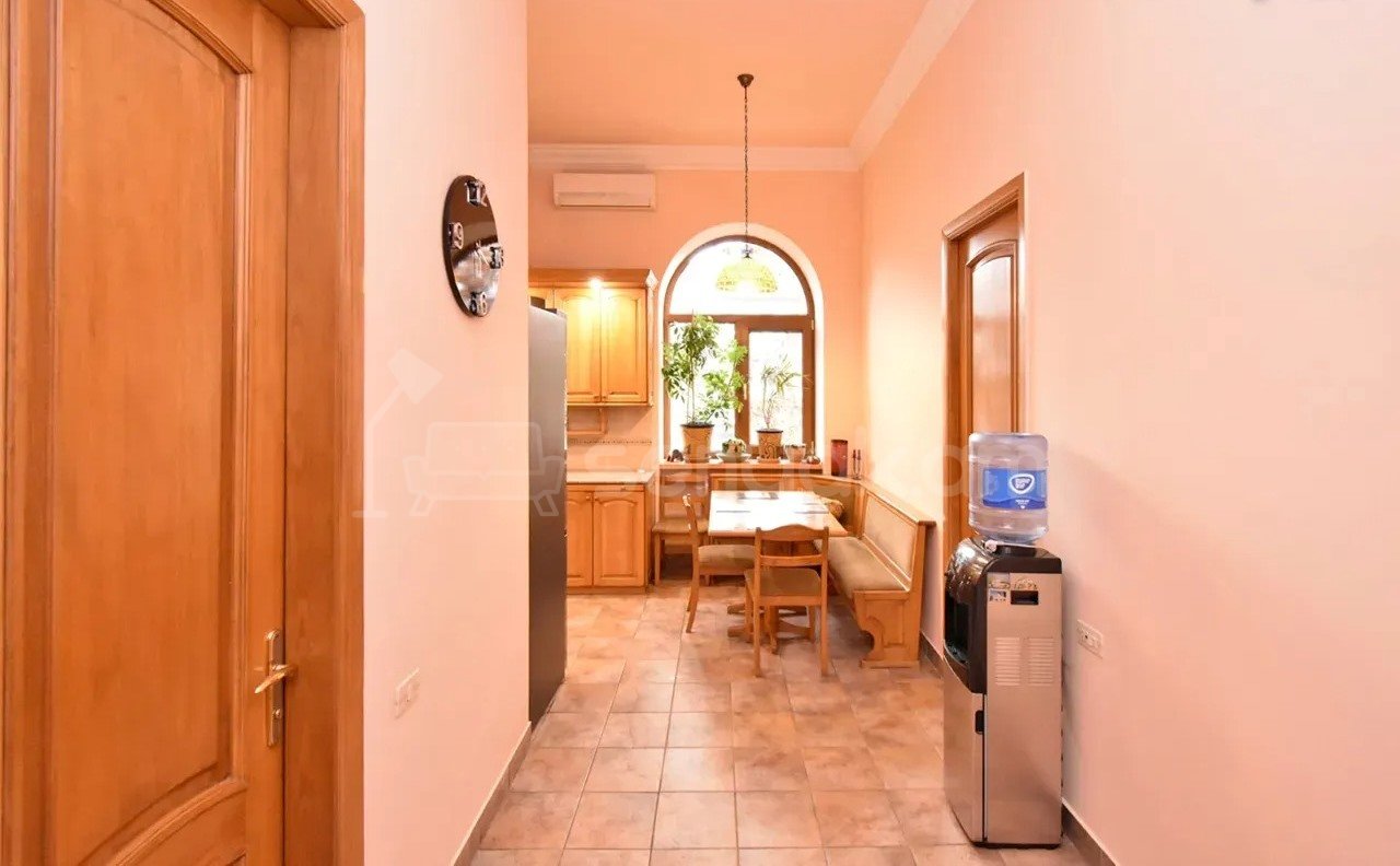 2 Սենյականոց Բնակարան Քարե Շենքում, 69քմ, 4/4 հարկ, Կապիտալ Վերանորոգված