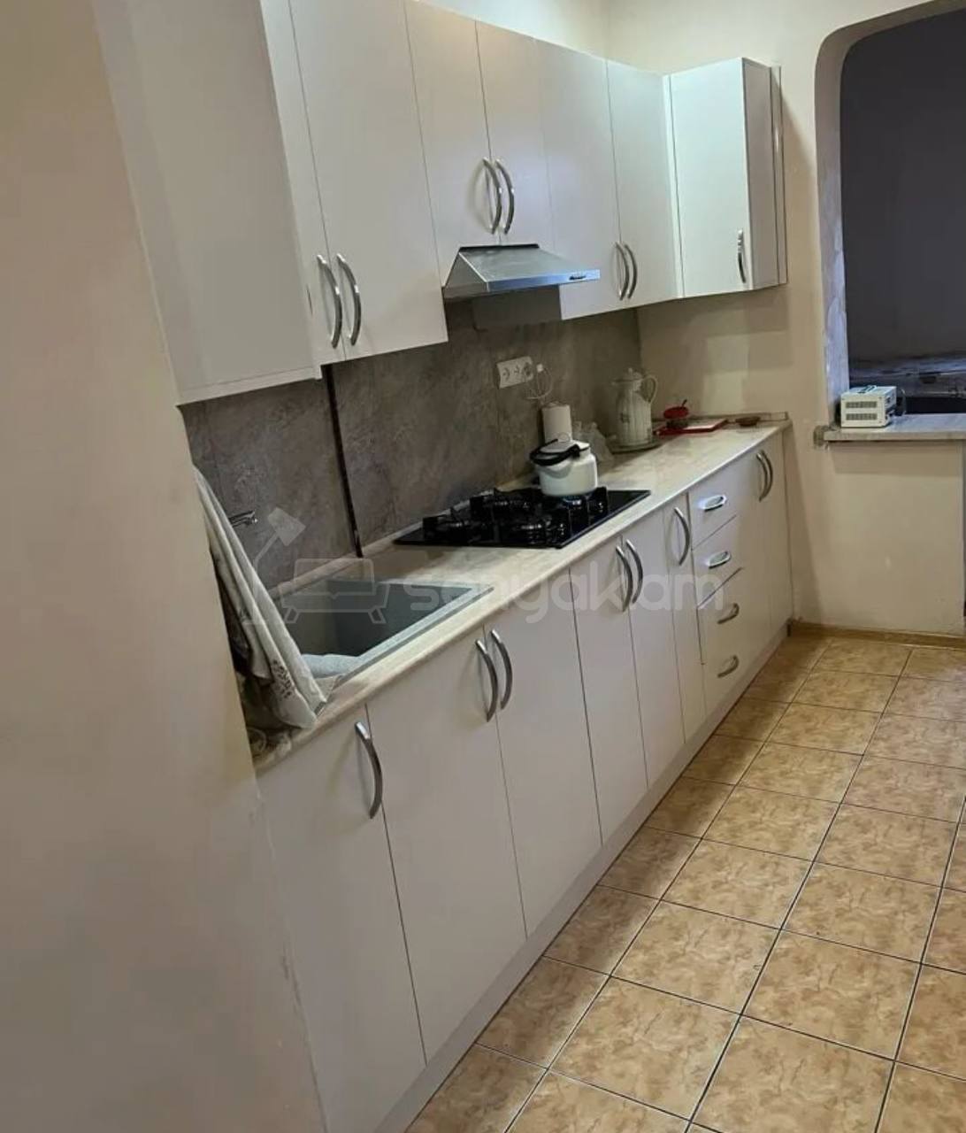 3 Սենյականոց Բնակարան Քարե Շենքում, 50քմ, 1/9 հարկ, Նորմալ Վիճակում, Կահավորված