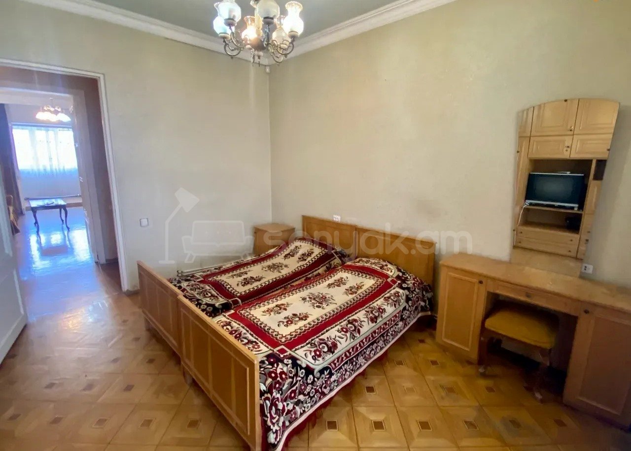 3 Սենյականոց Բնակարան Քարե Շենքում, 70քմ, 5/5 հարկ, Նորմալ Վիճակում