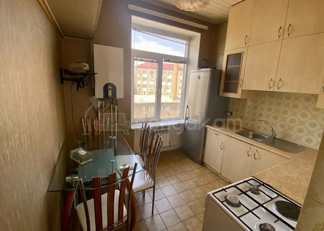 3 Սենյականոց Բնակարան Քարե Շենքում, 70քմ, 5/5 հարկ, Նորմալ Վիճակում