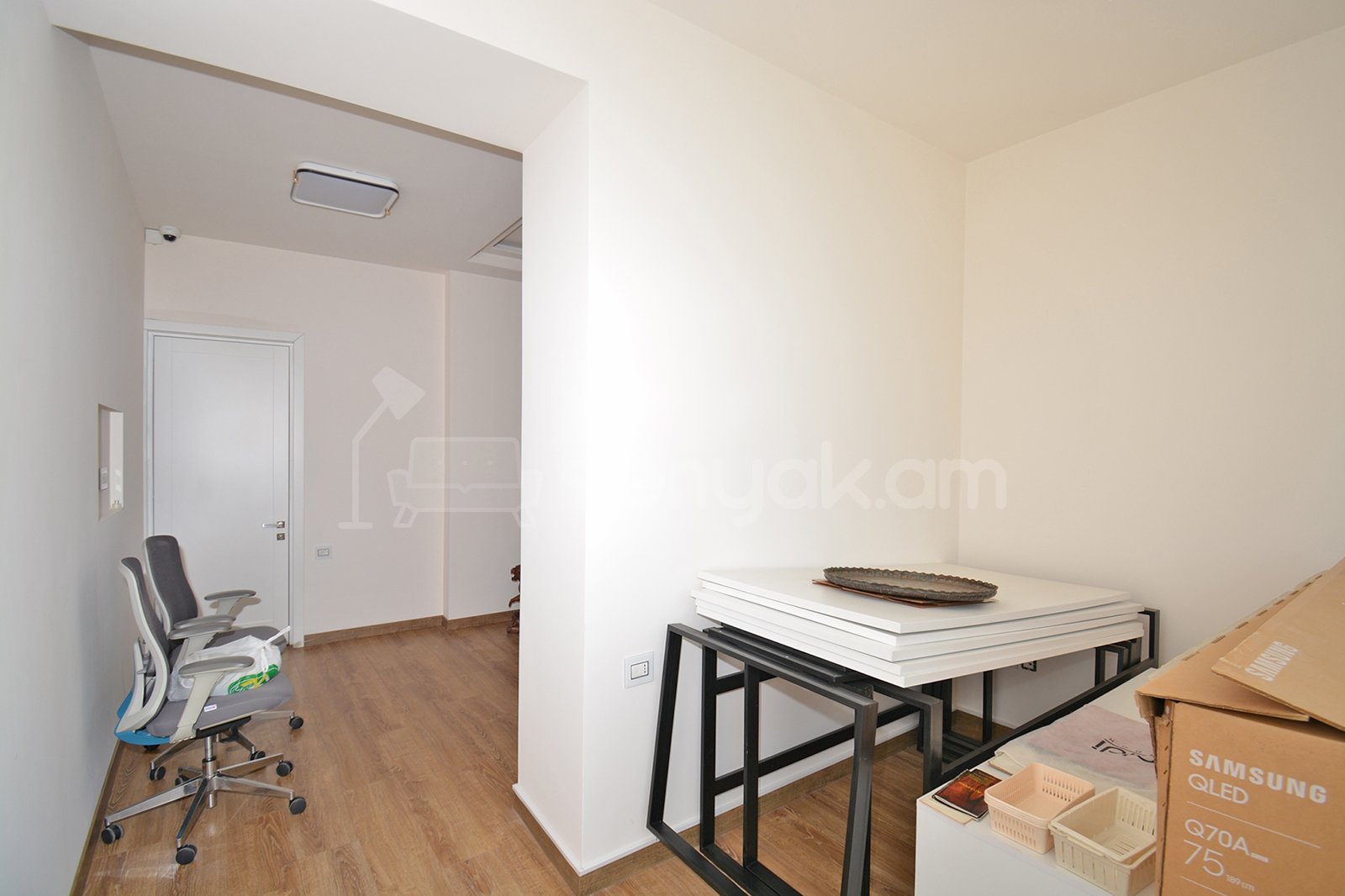 3 Սենյականոց Բնակարան Քարե Շենքում, 107քմ, 2/4 հարկ, Դիզայներական Վերանորոգված