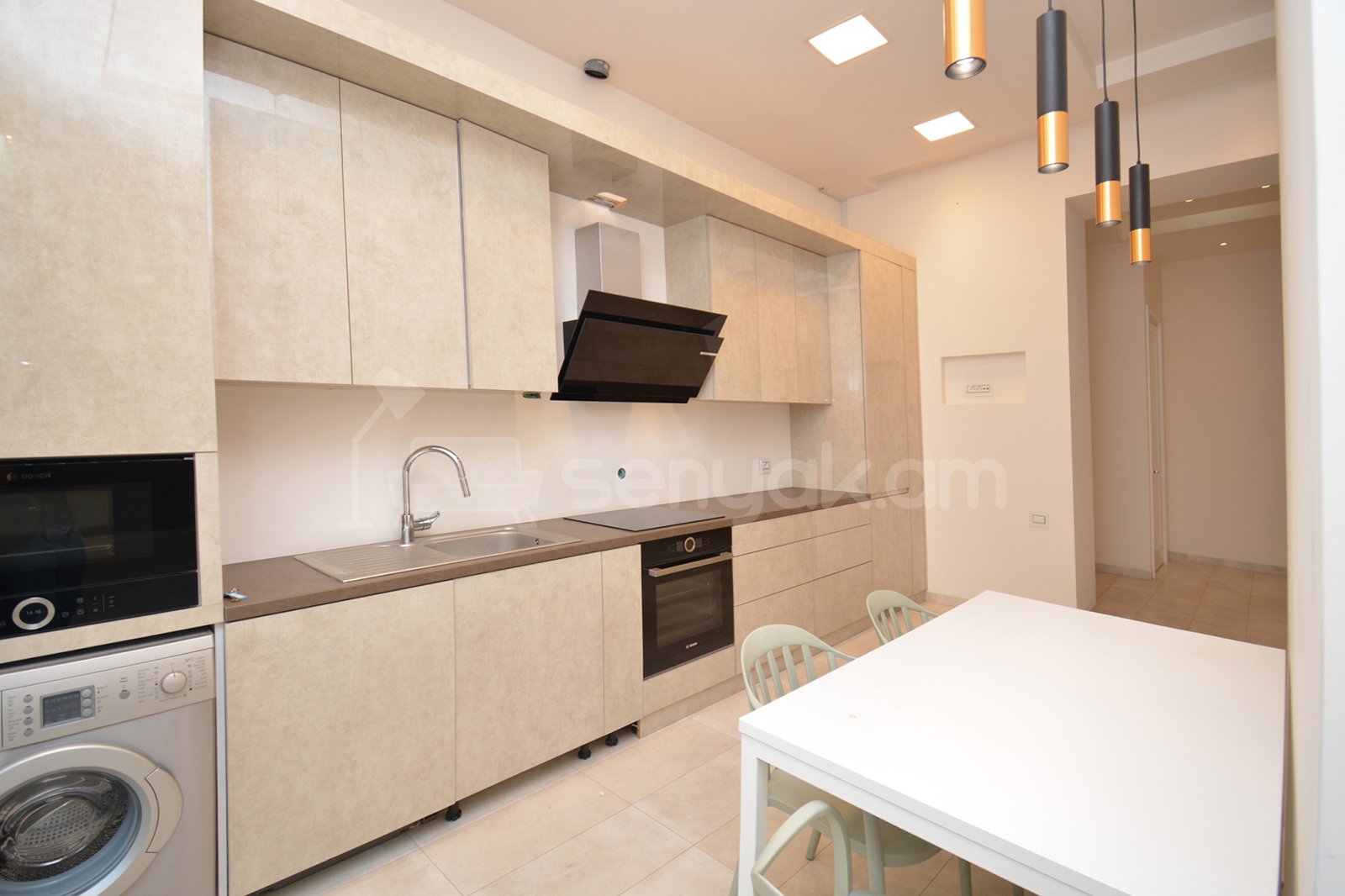 3 Սենյականոց Բնակարան Քարե Շենքում, 107քմ, 2/4 հարկ, Դիզայներական Վերանորոգված